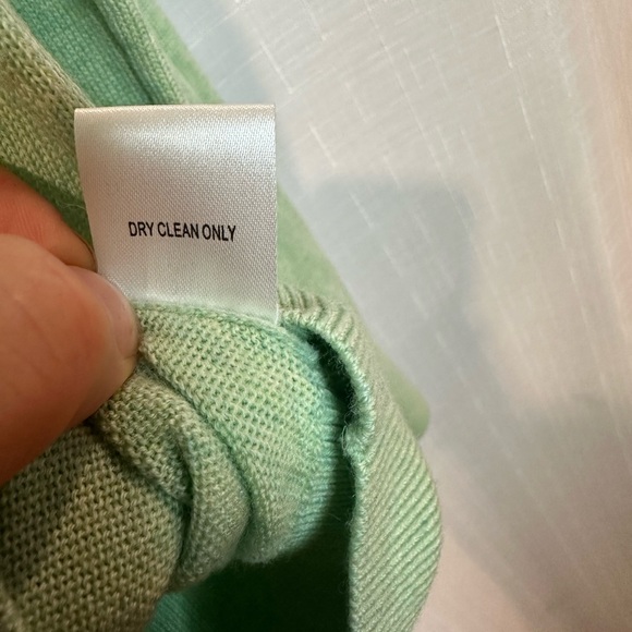 Fairway & Greene V-Neck Sweater
Italian Merino in Size Small Color Light Green - Picture 6 of 6